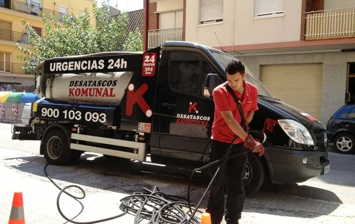 Equipo de Desatascos Komunal con vehículo de desatascos